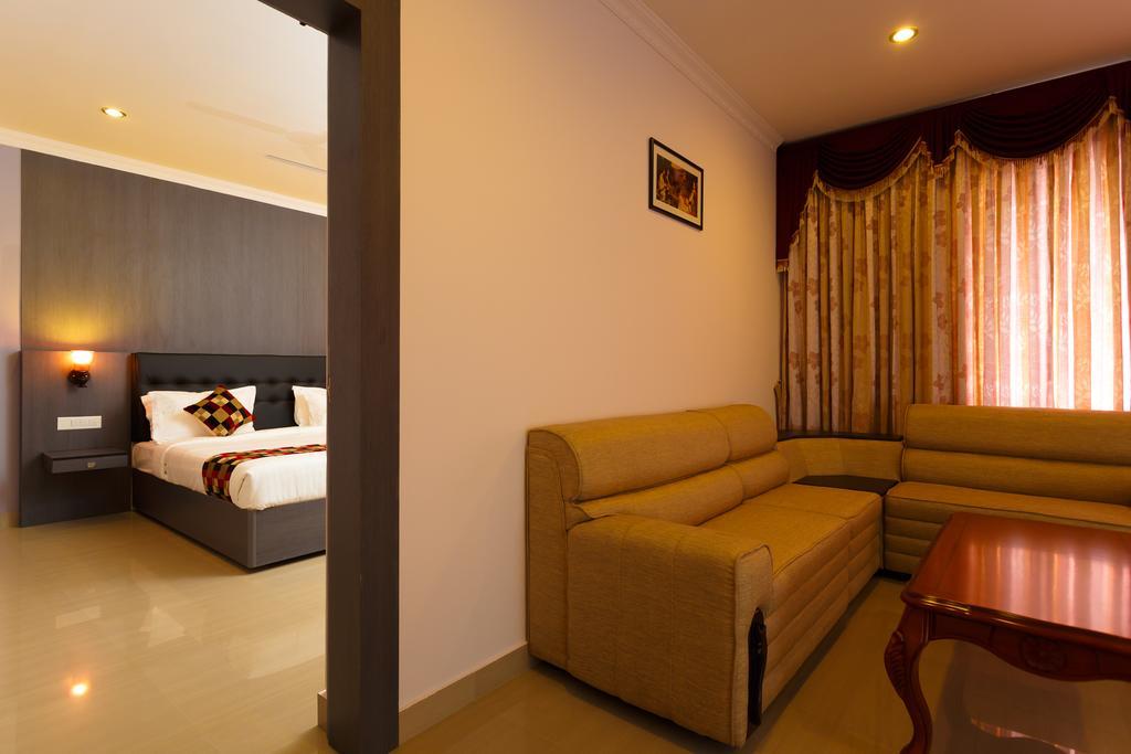 Hotel Gopalapuram International Pollāchi 外观 照片