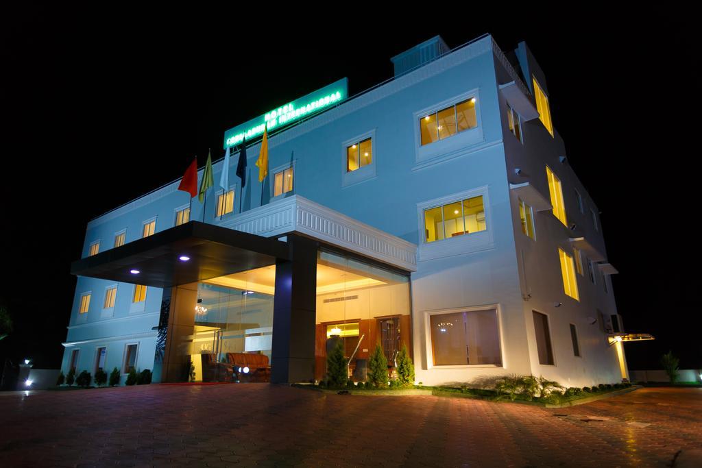 Hotel Gopalapuram International Pollāchi 外观 照片